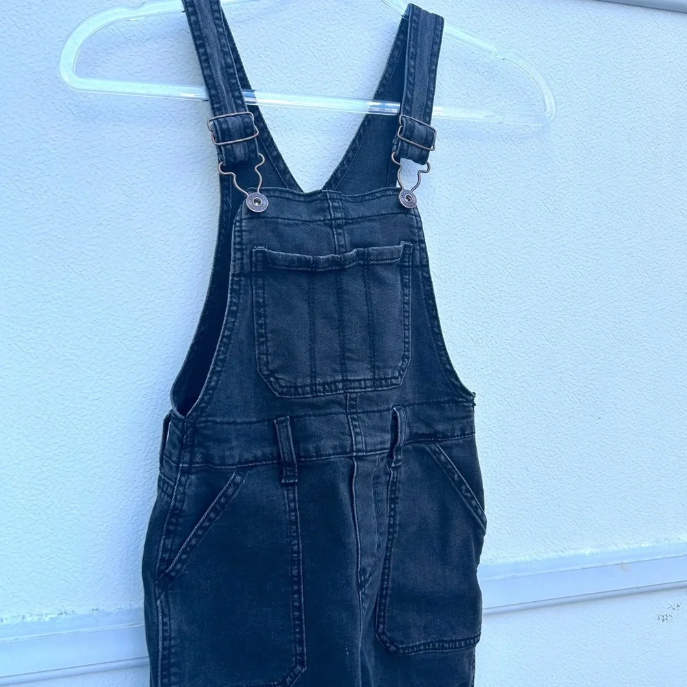 OshKosh B’gosh overall bib girls kids sz 8 black jean denim raw hem adjustable